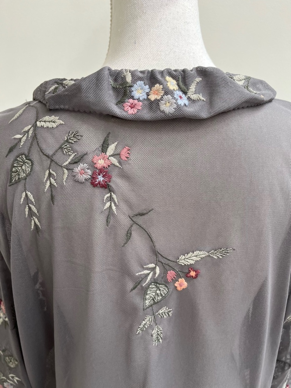 Vintage Y2K J.Jill Gray Mesh Floral Embroidered Ruffle Tie Front Top Topper XL - Picture 7 of 10